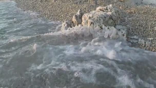 Stein på strand med bølger – stockvideo