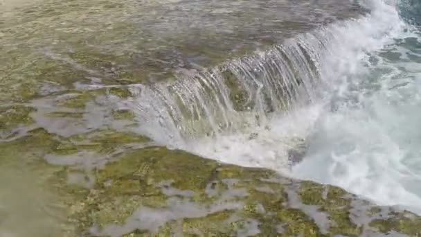 Vågorna splash — Stockvideo