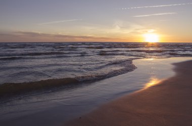 Denizin üzerinde gün batımı
