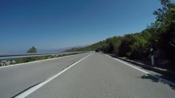 Condução carro beira-mar estrada — Vídeo de Stock