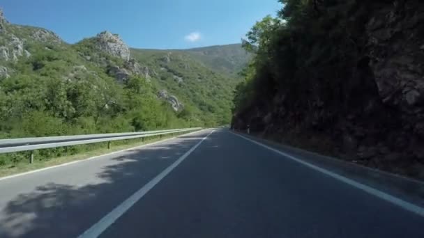 Conducir coche montaña carretera — Vídeo de stock