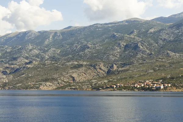 Kıyısında küçük bir şehir — Stok fotoğraf