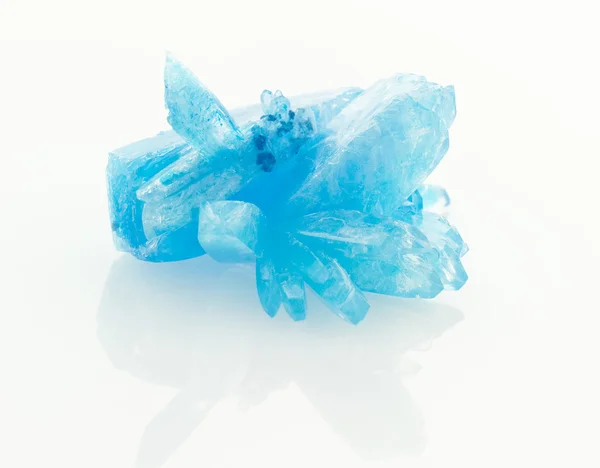 孤立的蓝色晶体 — 图库照片