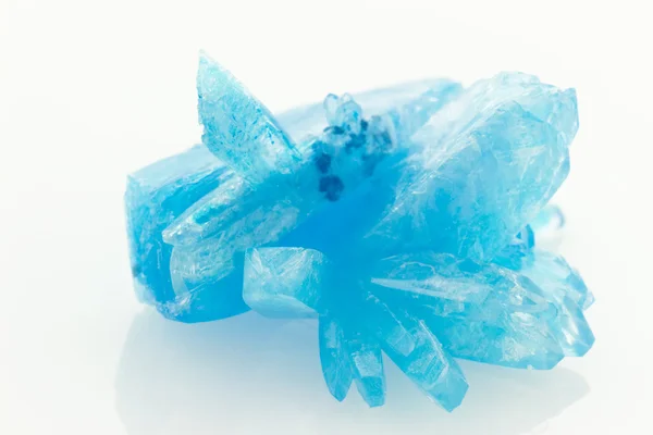 Изолированные голубые кристаллы — стоковое фото