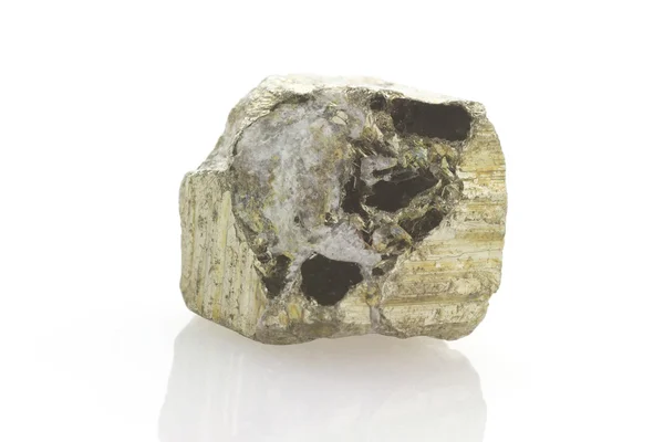 Pedra de pirita isolada — Fotografia de Stock