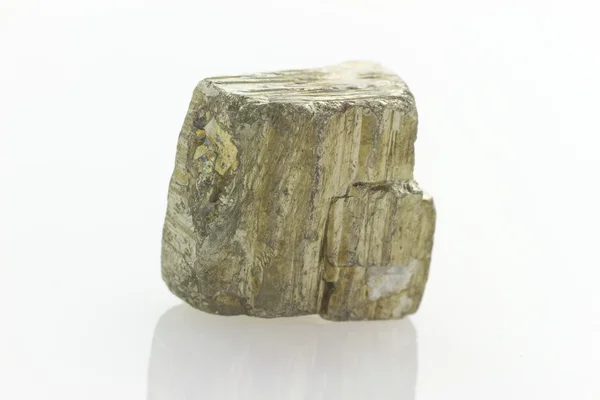Изолированный пиритный камень — стоковое фото
