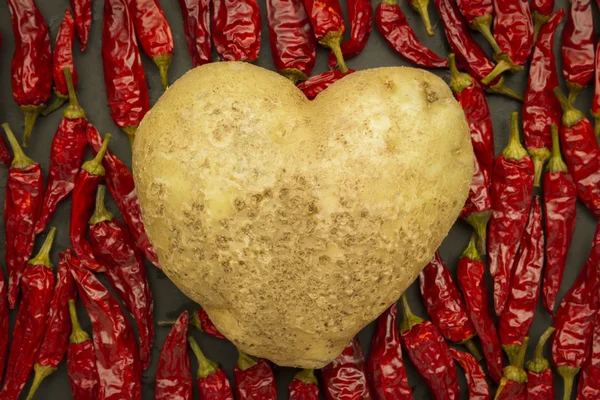 Hart aardappel met rode chili — Stockfoto