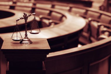 Mahkeme salonunda adaletin dekoratif terazisi