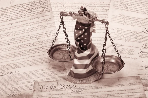 正義、アメリカの国旗、私たちの憲法をスケールします。 — ストック写真