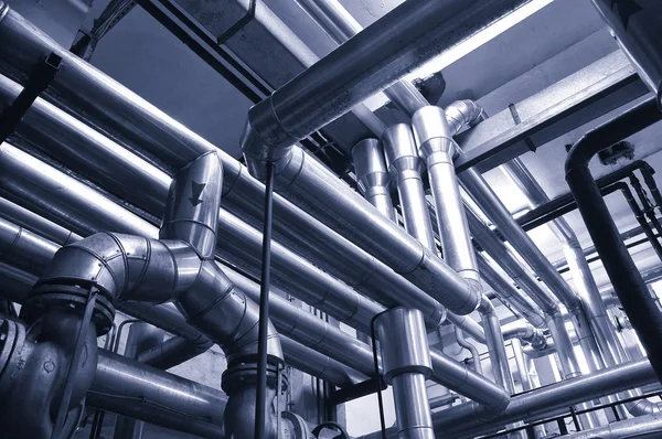 Stål ventiler, olja och gas ventiler i industriområde — Stockfoto
