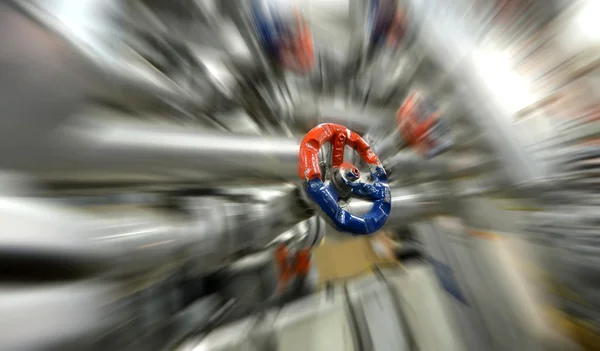 Válvulas de acero, aceite, gas, agua, válvulas de calentamiento en zona industrial . — Foto de Stock