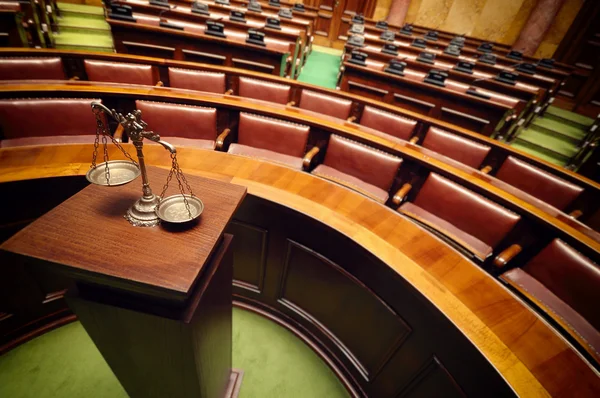 Decoratieve schalen van Justitie in de rechtszaal — Stockfoto