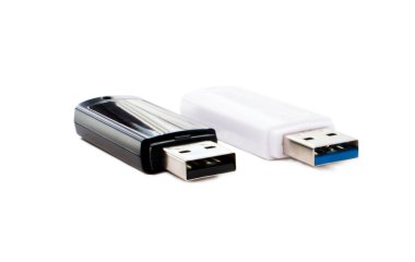 İki flaş bellek kartı Usb adaptörü ile