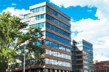 Modern daire ev mavi gökyüzü arka plan üzerinde