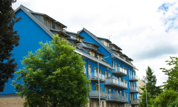 Blaues Mehrfamilienhaus — Stockfoto