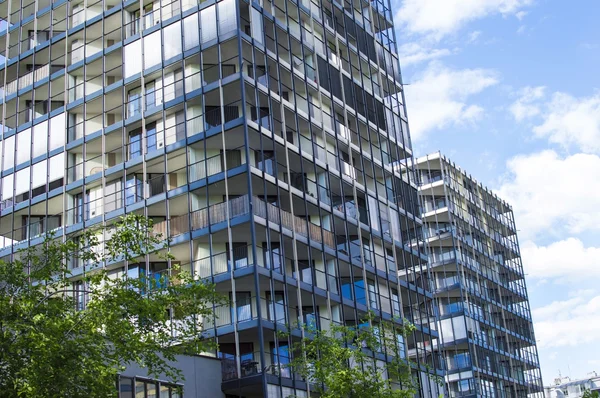 Modernes Appartementhaus vor blauem Himmel — Stockfoto