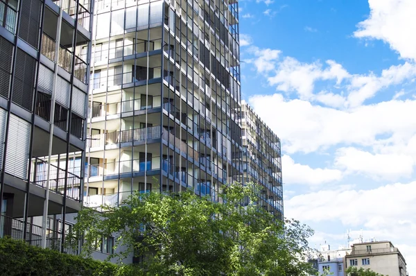 Modernes Appartementhaus vor blauem Himmel — Stockfoto
