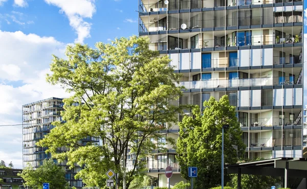 Condominio moderno su uno sfondo di cielo blu — Foto Stock