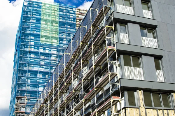 Reconstruction de la façade d'un immeuble moderne — Photo