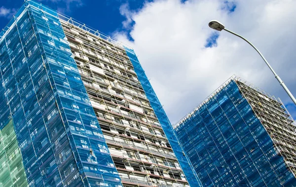 Reconstruction de la façade d'un immeuble moderne — Photo