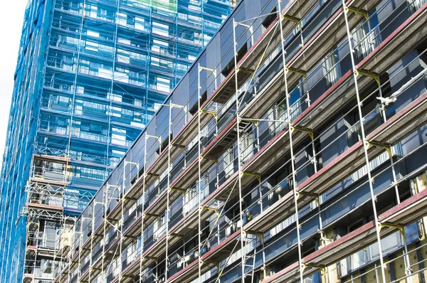 Wederopbouw van de gevel van een modern appartementencomplex — Stockfoto