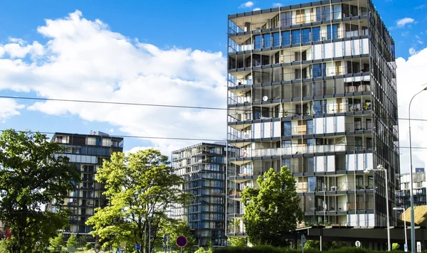 Modernes Appartementhaus vor blauem Himmel — Stockfoto