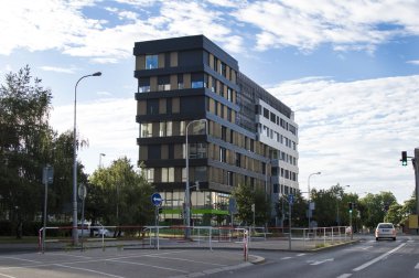 Büyük cam pencereli ofis binası 