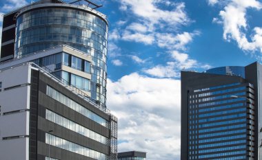 Büyük cam pencereli ofis binası 