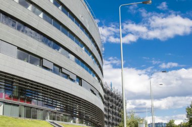 Büyük cam pencereli ofis binası