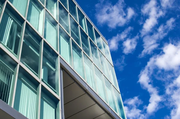 Kancelářská budova s velkými skleněnými okny — Stock fotografie