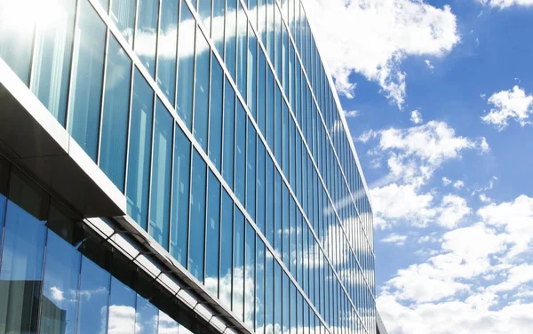 Kancelářská budova s velkými skleněnými okny — Stock fotografie