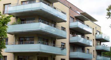 Güzel cam balkonlu modern ev 