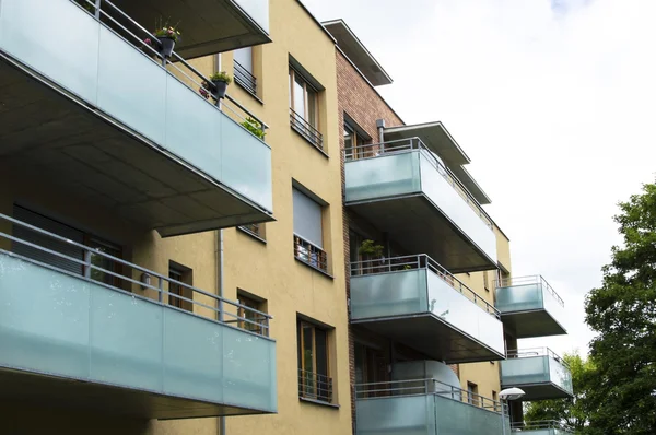 Modernes Haus mit schönen Glasbalkonen — Stockfoto