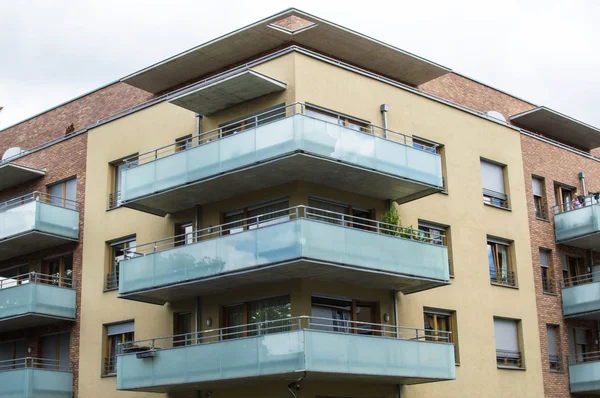 Modernes Haus mit schönen Glasbalkonen — Stockfoto