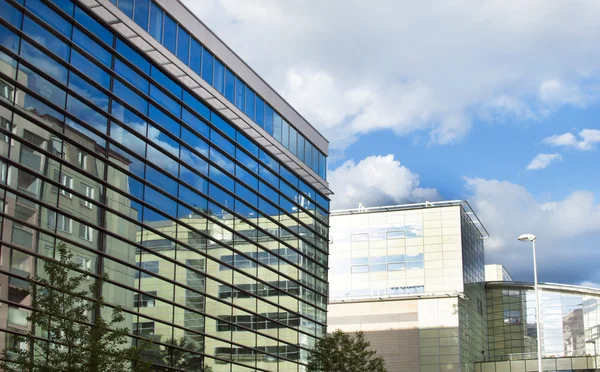 Moderno edificio de oficinas con fachada de cristal — Foto de Stock