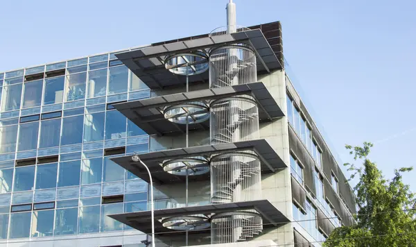 Moderno edificio de oficinas con fachada de cristal — Foto de Stock