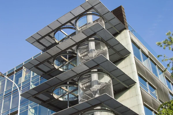 Moderno edificio de oficinas con fachada de cristal — Foto de Stock