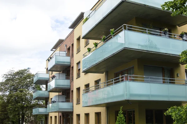 Modernes Haus mit schönen Glasbalkonen — Stockfoto