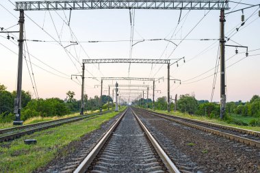 Elektrikli Demiryolu - raylar, beton pusucular, trafik ışıkları ve elektrik hatları