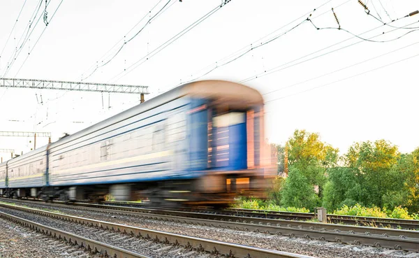 Tåg Med Blå Personbilar Som Suddiga Hög Hastighet — Stockfoto