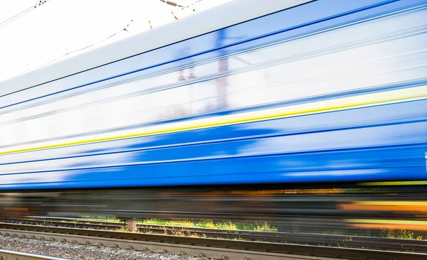 Zug Mit Blauen Personenwagen Die Bei Hoher Geschwindigkeit Verschwimmen — Stockfoto