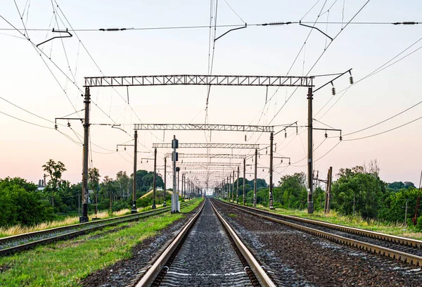 Ferroviária Eletrificada Trilhos Dormentes Concreto Semáforos Linhas Elétricas — Fotografia de Stock