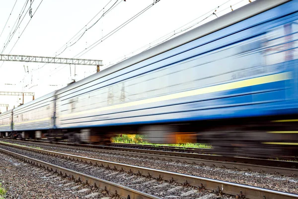 Tåg Med Blå Personbilar Som Suddiga Hög Hastighet — Stockfoto