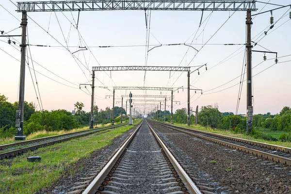 Elektrisk Järnväg Spår Betongsliprar Trafikljus Och Kraftledningar — Stockfoto