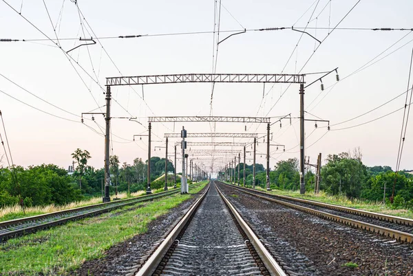 Elektrikli Demiryolu Raylar Beton Pusucular Trafik Işıkları Elektrik Hatları — Stok fotoğraf