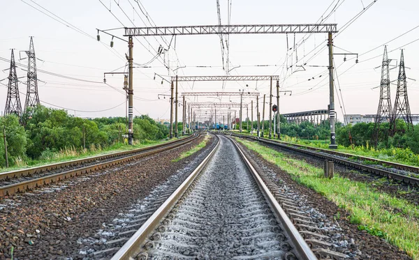 Elektrikli Demiryolu Raylar Beton Pusucular Trafik Işıkları Elektrik Hatları — Stok fotoğraf