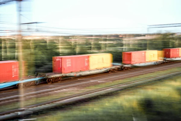 Foto Borrosa Ferrocarril Con Tren Con Contenedores Alta Velocidad —  Fotos de Stock