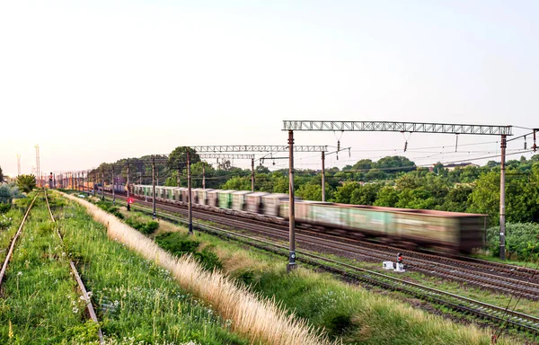 Trein Met Verschillende Goederenwagons Die Met Hoge Snelheid Vervagen Achtergrond — Stockfoto