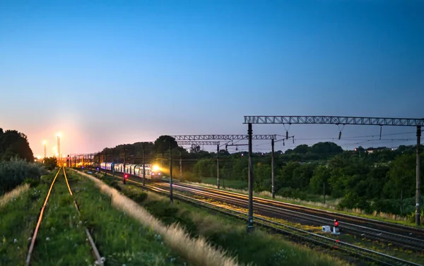 Comboio Carga Com Luzes Acesas Enquanto Movimenta Noite Fundo Ferrovia — Fotografia de Stock
