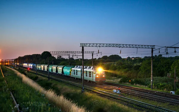 Goederentrein Met Lichten Aan Tijdens Het Rijden Avond Achtergrond Van — Stockfoto